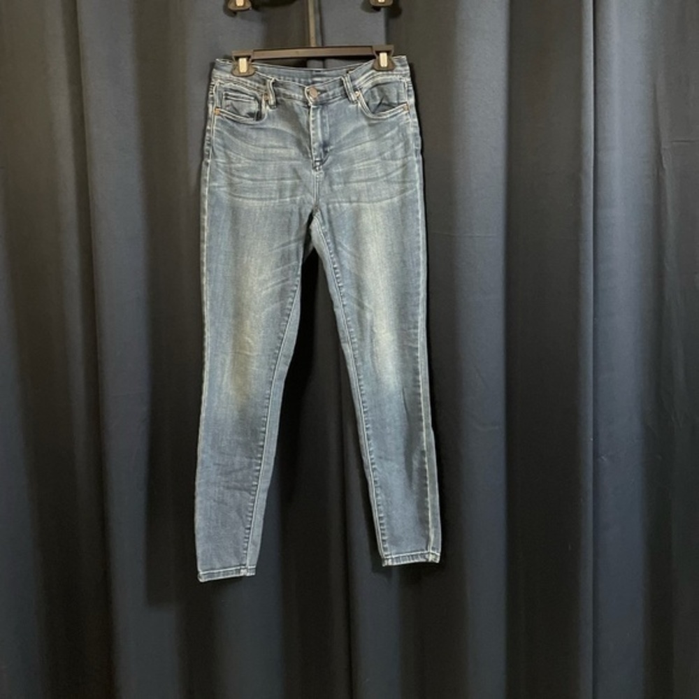 Blank NYC
The Bond Mid-Rise Jeans